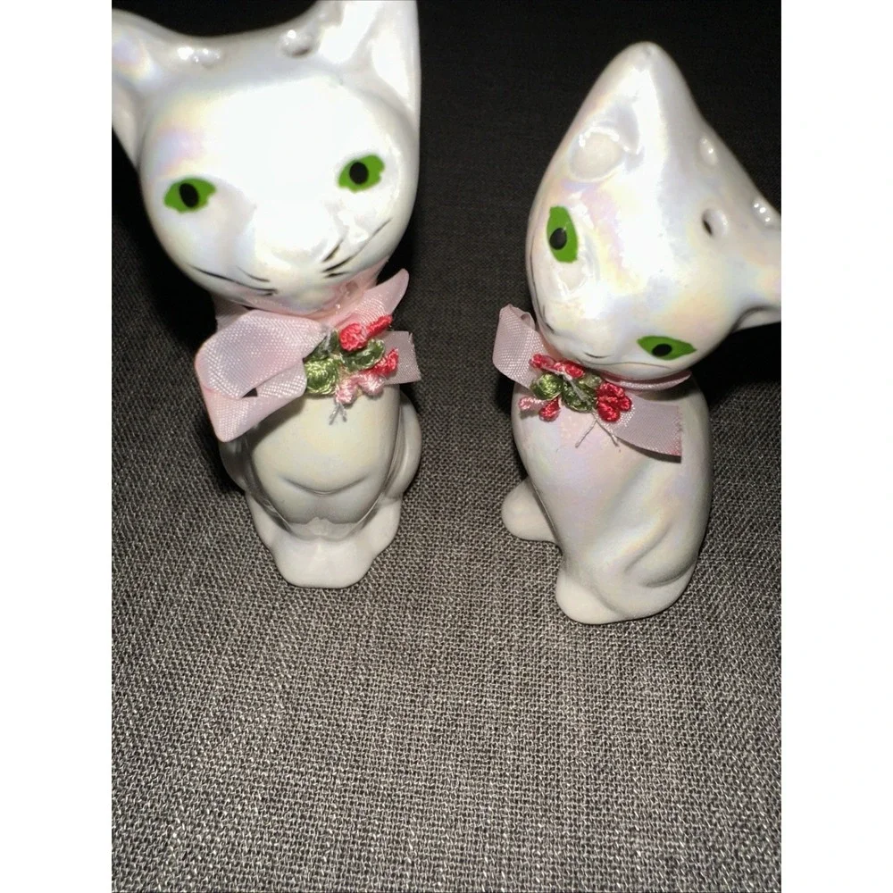 Vintage Artmark White‎ Cat Salt & Pepper Shakers 4.25